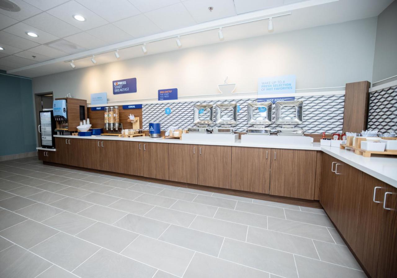 Holiday Inn Express & Suites Tampa Stadium - Airport Area, an IHG Hotel , FL 33607 near Tampa International Airport View Point 13