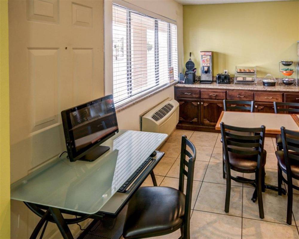 Econo Lodge East 7