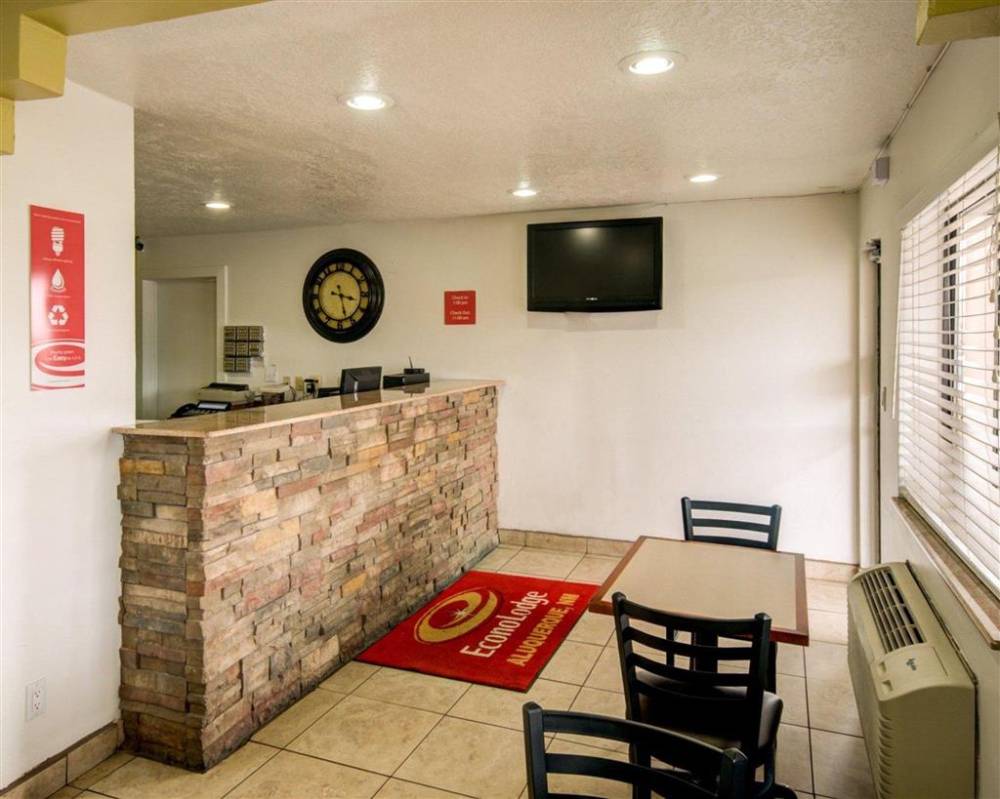 Econo Lodge East 6