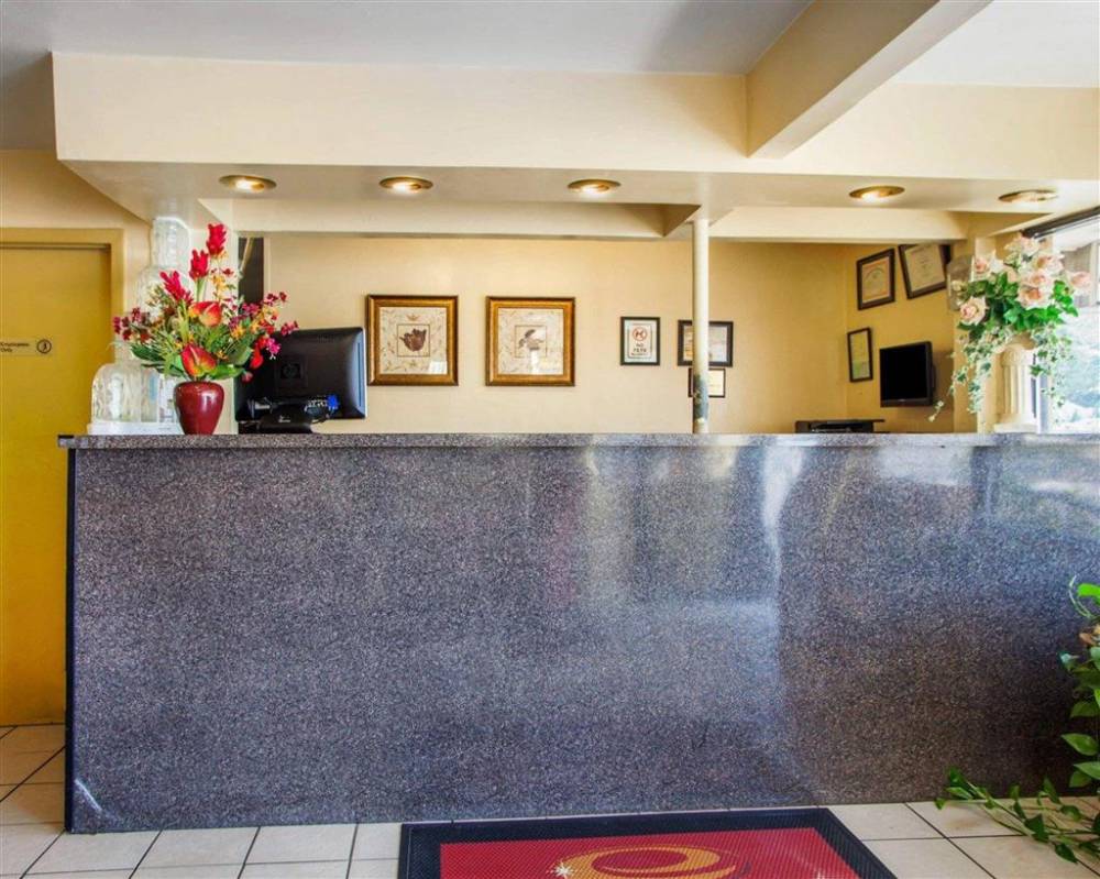 Econo Lodge 2